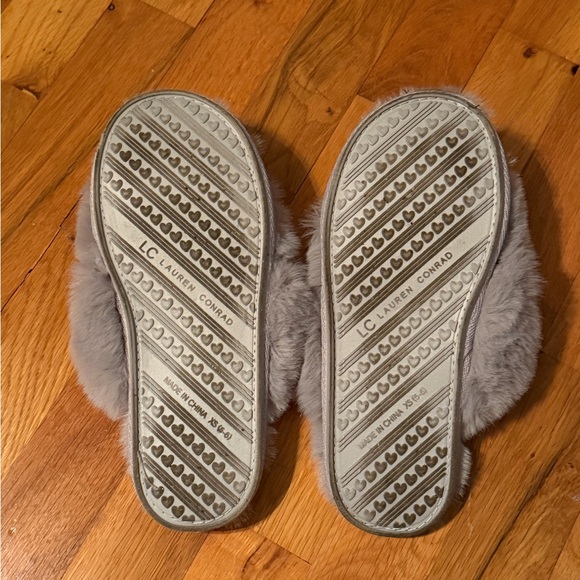 LC Lauren Conrad Cozy Gray Faux Fur Slippers - Picture 2 of 3